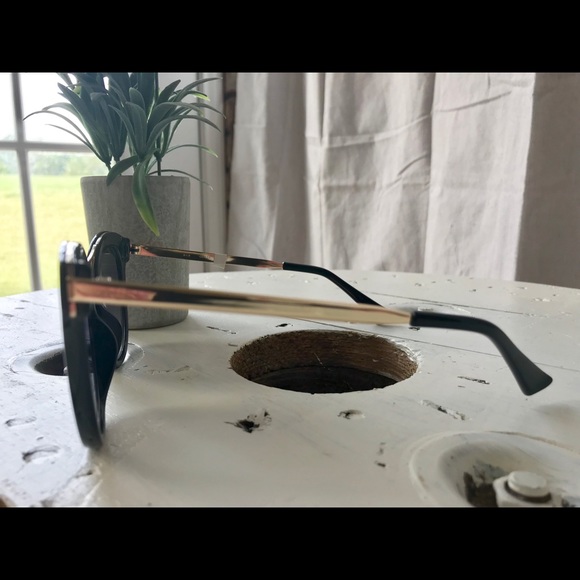 GUESS GF0304 01C Ladies Black/Gold Frame Grey Lens - Picture 6 of 8